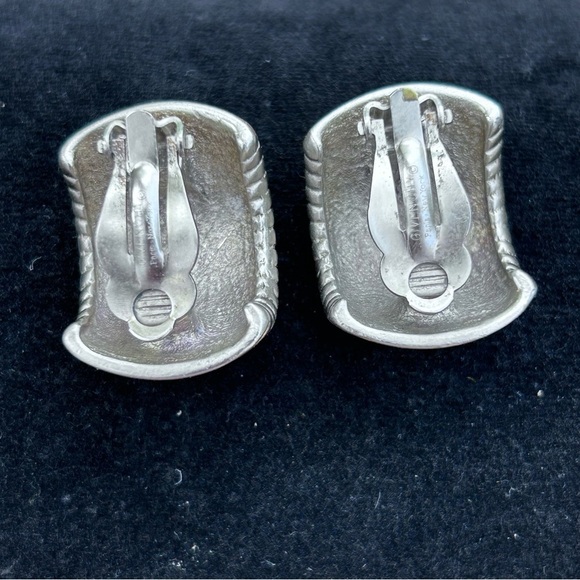Givenchy Paris New York Earrings Ribbed Half Hoop Silver Tone Chunky Clip On Vtg - Picture 4 of 11